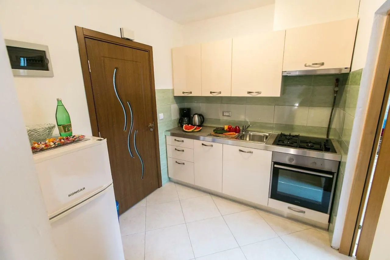 Amela Apartment Pula 0*,