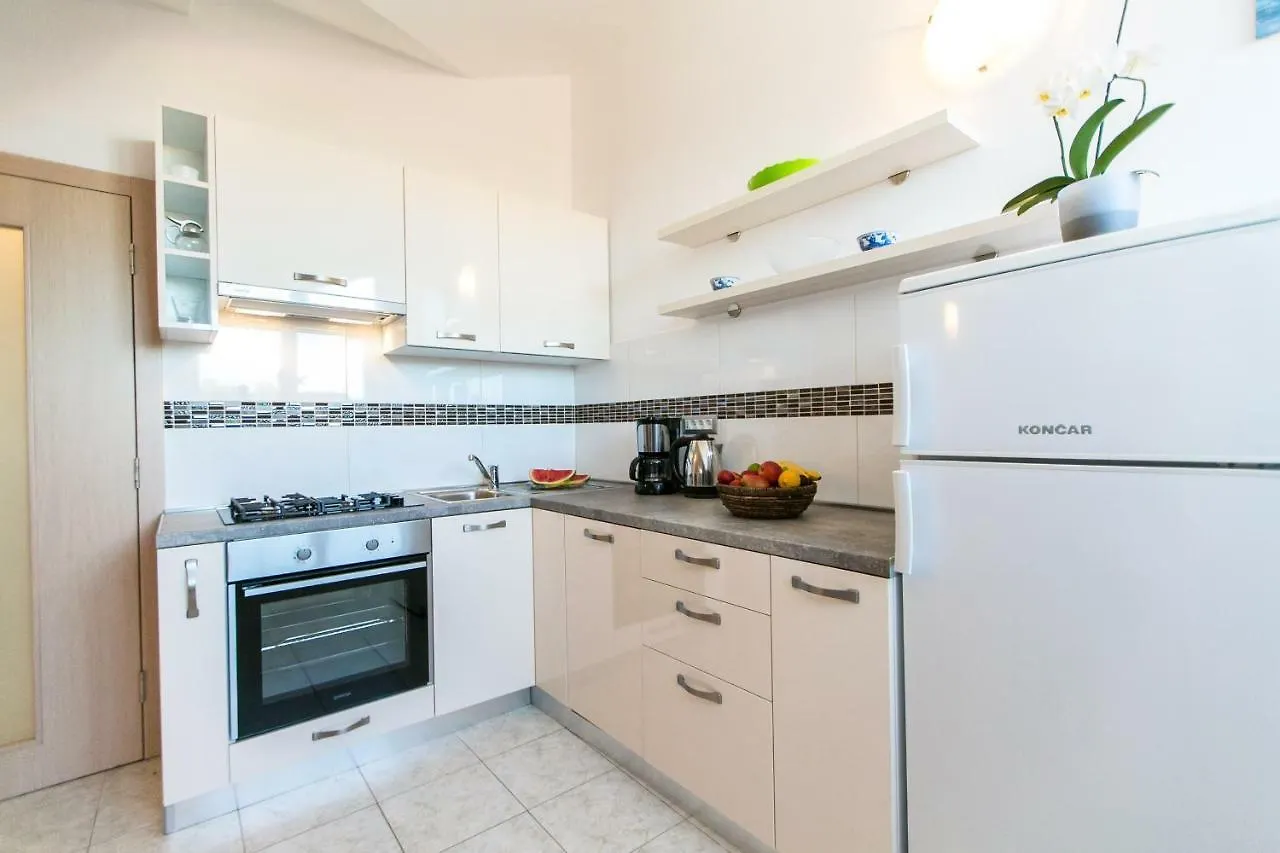 Amela Apartment Pula 0*,