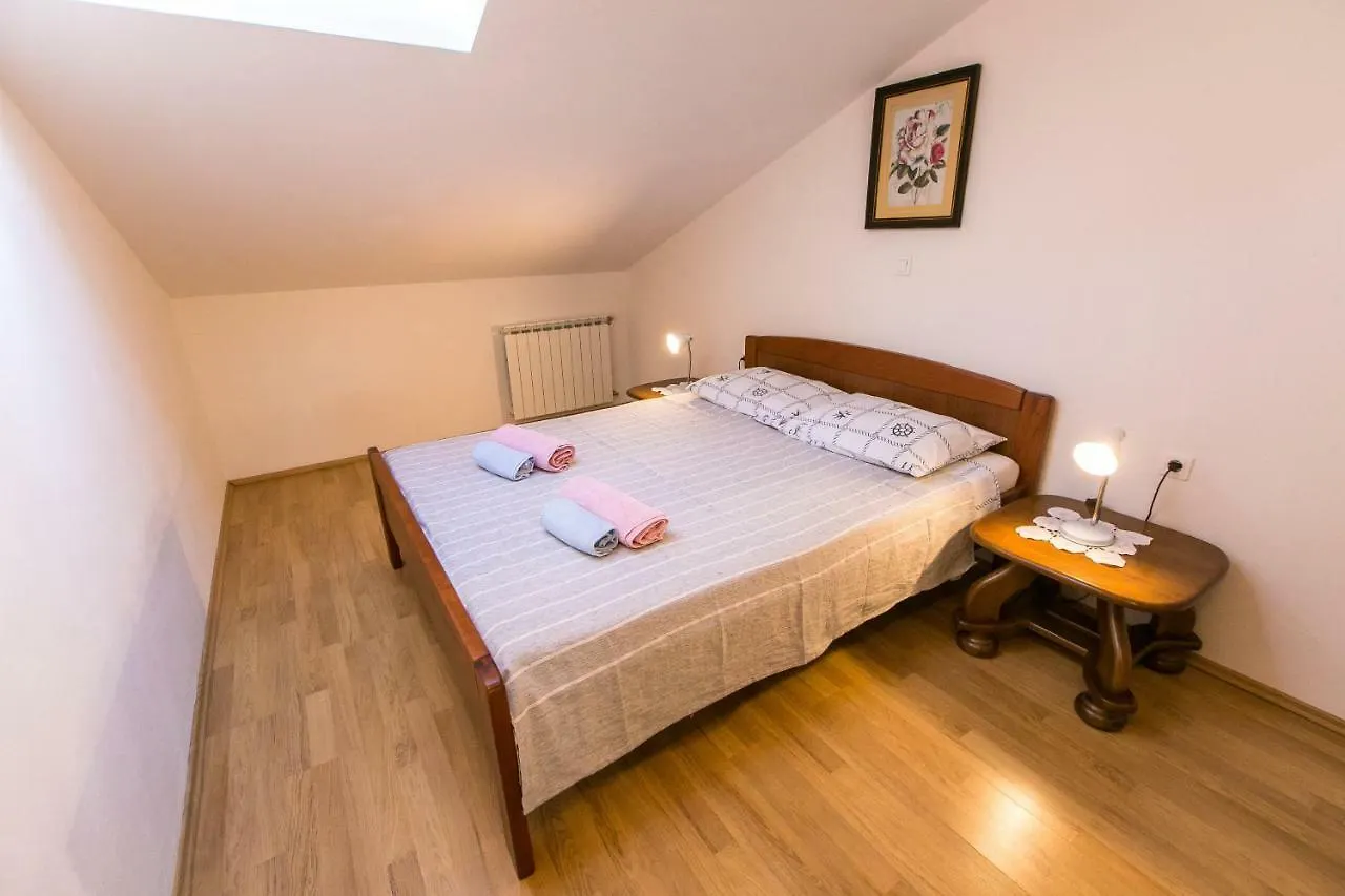 Amela Apartment Pula 0*,
