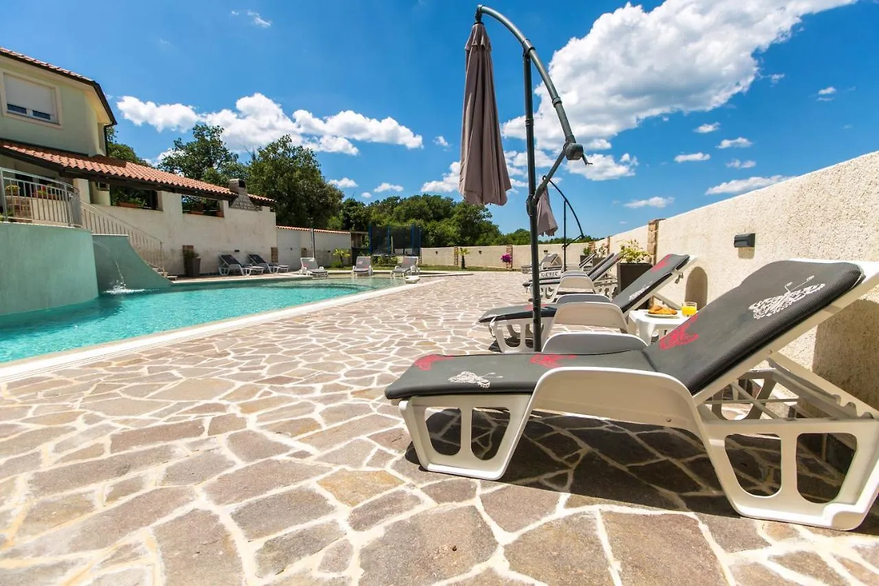 Amela Apartment Pula 0*,